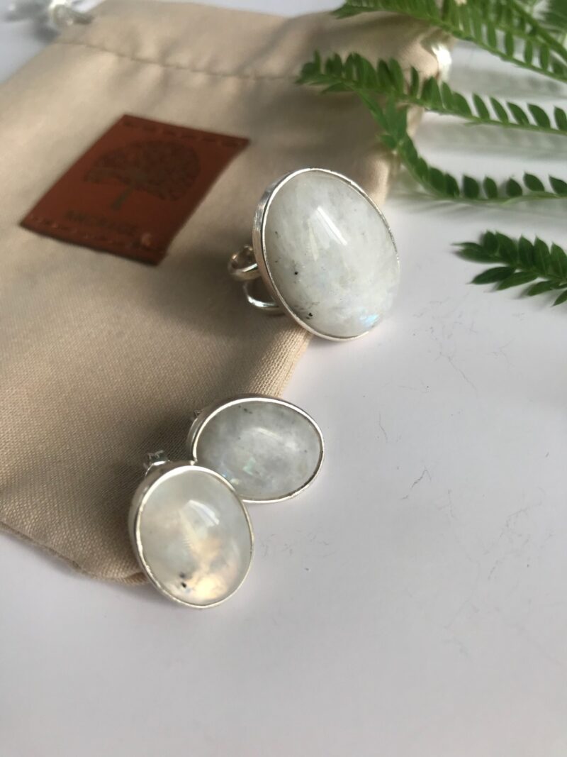 La Parure Éthérée : Intuition et Reflets Lunaires en argent